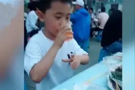 小学生去吃烧烤，发现旁边坐着班主任，瞬间手里的烤串都不香了图片