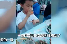 小学生去吃烧烤，发现旁边坐着班主任，瞬间手里的烤串都不香了图片