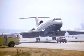 波音飞机迫降百人命危，日本皮卡冲上跑道托起前轮，视频露出马脚图片