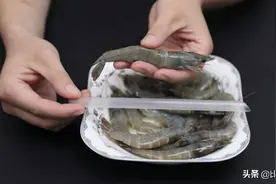 去虾线别用牙签挑，卖虾老板教我诀窍，用一根吸管，3秒去一个图片