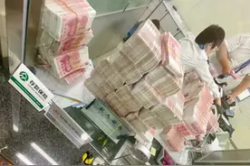 怒取500万现金羞辱银行，这波操作我给满分图片