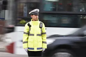 如何区分辅警和警察，每年上亿违章费用，辅警贴违停单有效吗？图片