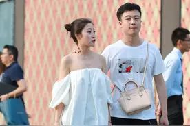 街拍：情侣时尚穿搭，让人羡慕不已图片