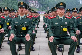 武警广西总队举行2021年秋季新兵授衔暨宣誓仪式图片