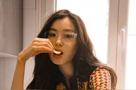 不愧是超模，陈瑜宅家拍大片，穿立体格纹裙，对镜抹红唇太帅了图片
