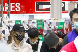 蔡依林前男友携新欢购物，全程由女方买单，坐出租还遇好友开豪车图片