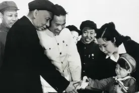 1998年，河南一老汉借款5万元为刘少奇铸铜像，后受王光美接见图片