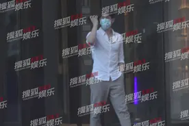 独家：李治廷带女友酒店聚会！女友穿短裙超热辣图片
