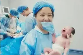 小宝宝一出生就“撩”护士姐姐，一脸萌态逗乐网友：宝宝厉害了呀图片