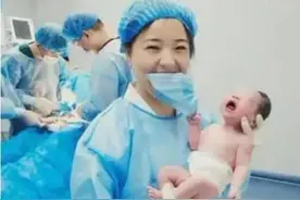 小宝宝一出生就“撩”护士姐姐，一脸萌态逗乐网友：宝宝厉害了呀图片