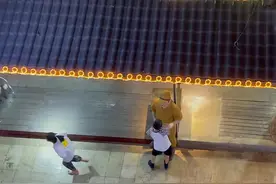 重庆景点惊现日军雕像，小男孩啪啪抽大嘴巴子，网友：干得漂亮图片