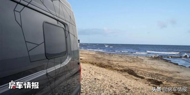 德国MAN轻客变身房车,2.0T+8AT有劲,坐在车尾还能随时烧烤野餐