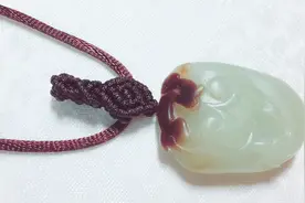 和田玉吊坠配上简单的斜卷结花式，古朴低调，适合男士佩戴哦视频封面