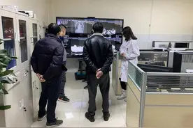 专题报道｜睿显98寸会诊大屏及专业显示器入驻人民医院图片