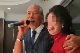 57岁张耀扬老到认不出！头发花白满脸沧桑，紧搂美女一脸享受图片