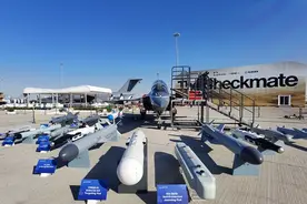 L-15AW挂载国产鹰隼-3光电瞄准吊舱亮相迪拜 性能媲美狙击手吊舱图片