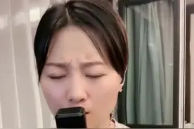 《乡爱》发展最好的演员：夫唱妇随拜本山为师，24岁就演老太太图片