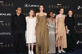 从正太变成美少女，朱莉皮特的亲闺女第一次穿裙子走红毯，太像爹图片