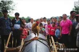 农村下葬为何要打黑伞？还要喊逝者的名字、生日和忌日，有何意义图片