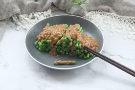 不一样的家常菜，花生酱蘸汁豆角，辣味鲜香，极为开胃、爽口图片
