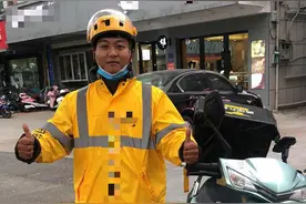 外卖小哥意外落水耽误送餐 宁波民警“霸气”合影：我为你作证！图片