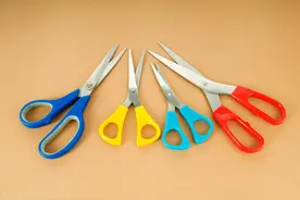 4岁儿子自己理发成“地中海”，母亲崩溃：他第五次在学校剪发了，太危险图片