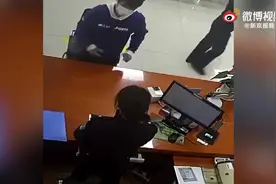 （视频）@太原人！点赞！办证大厅员工和聋哑人手语交流图片