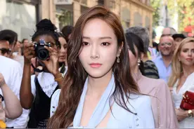 郑秀妍真会穿，亮面皮裤也能穿出高级感与优雅感图片