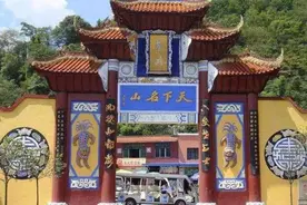 重庆丰都“最大鬼”，高138米，宽217米，嘴宽20米，舌头长达81米图片