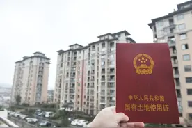 农民在村里有房子，又到城里买了房，这两套房能同时拥有产权吗？图片