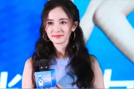 被杨幂惊艳到了！穿蓝色仙女裙清纯甜美，如初恋女神般让人心动图片