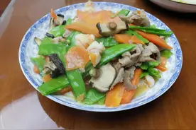 元旦来到，给家人做有节日气氛的菜，荷兰豆炒鲜虾瘦肉香菇胡萝卜图片