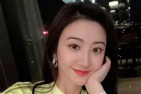 景甜“狗啃头”的造型还挺帅！搭几百块的包包出门，仍很有范图片