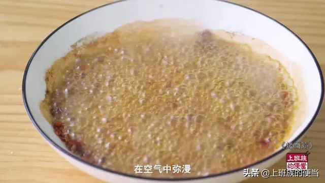 馋嘴街边的烤面筋，教你在家做，面筋劲道有嚼劲，2斤粉做一大把