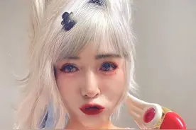 放飞自我？53岁焦恩俊穿女装，妆容精致还嘟脸卖萌，网友：吓到了图片