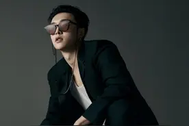 张艺兴整蛊黄渤被揍吓坏全场，黄渤的反击像训儿子堪称鸡条老炮儿图片