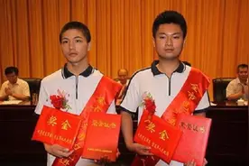 当初为救一车人，不惜错过高考的两位“夺刀少年”，现状如何？图片