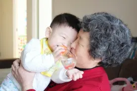 从小和父母睡，和从小同老人睡的孩子，长大后有何差距？图片