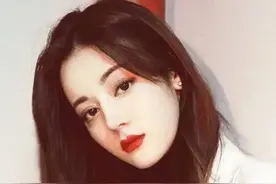 迪丽热巴的日常穿搭，少女风减龄又可爱图片