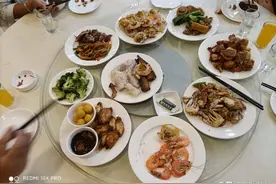 8月8日爸爸的节日，全家人一起出去吃顿饭老人都开心图片