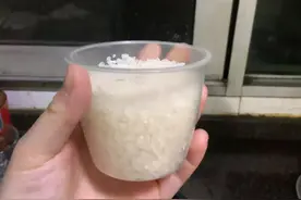 “老师你睡了吗？”数大米数到崩溃的宝爸，深夜怒斥老师反被打脸图片