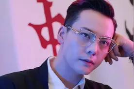 陈伟霆在成都吃番茄锅 香菜整盘涮 一个细节显示绅士体贴风度图片