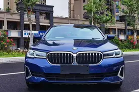 试驾宝马5系低配，入门配2.0T引擎，实测城市油耗10L！图片