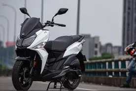 三阳150级水冷踏板，标配双通道ABS，带透镜LED大灯，1.78万图片