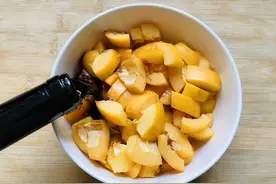 夏天，记得用红酒炖枇杷，隔三差五吃一次，两个好处不请自来图片