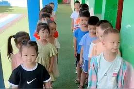 开学老师分配同桌，一个女孩落单，小帅哥暖心“救场”获老师点赞图片