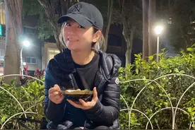 Selina素颜面无血色，街头吃豆花显辛酸，脚踝露伤疤太吓人图片