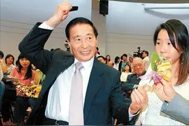 香港慈善第一人出现，赚美国人的钱捐给中国，又捐出100亿的土地图片