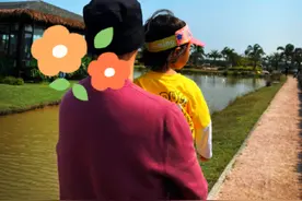孙红雷抱女儿外出，3岁女儿皮肤比爸黑，脸颊肉嘟嘟模样呆萌可爱图片