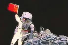 太空中看地球有多震撼？翟志刚怕地球被吹走，NASA宇航员感不真实图片